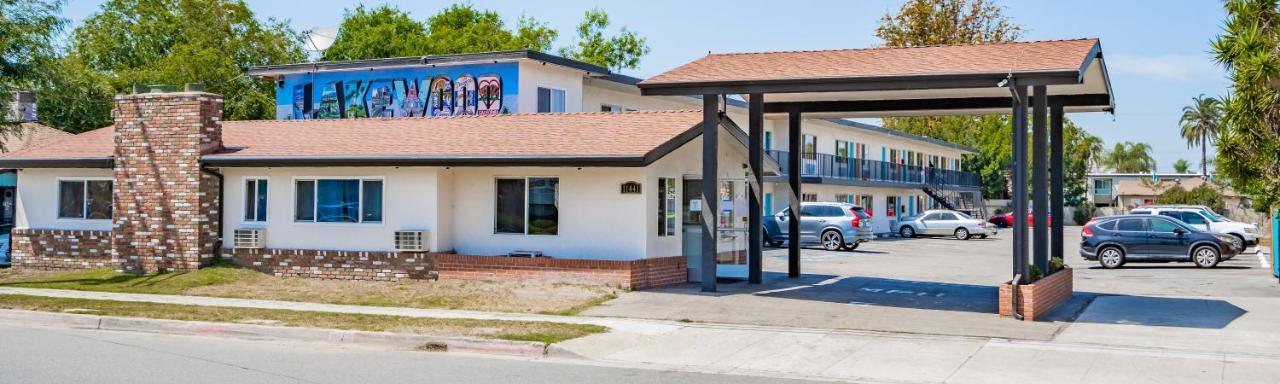 Tradewinds Motel Lakewood Exterior photo
